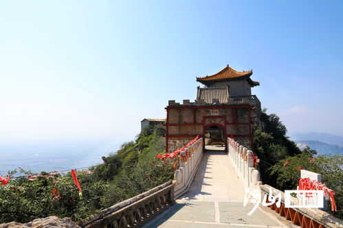 奇秀雞鳴山 一峰飛來高插云，故云行